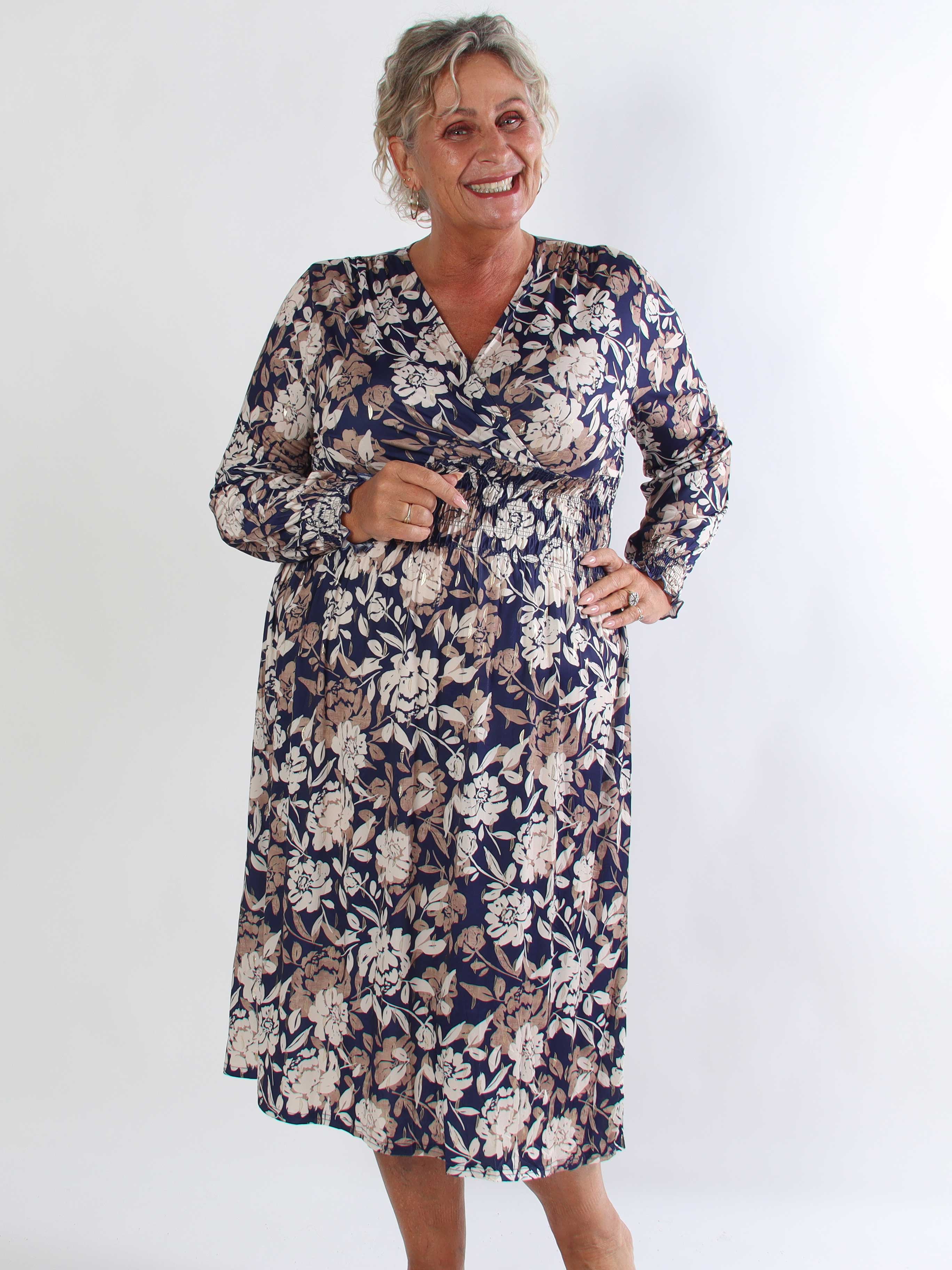 Pams Aroma Midi L/S - Elastisk plus size kjole i blomsterprint med elegante gulddetaljer